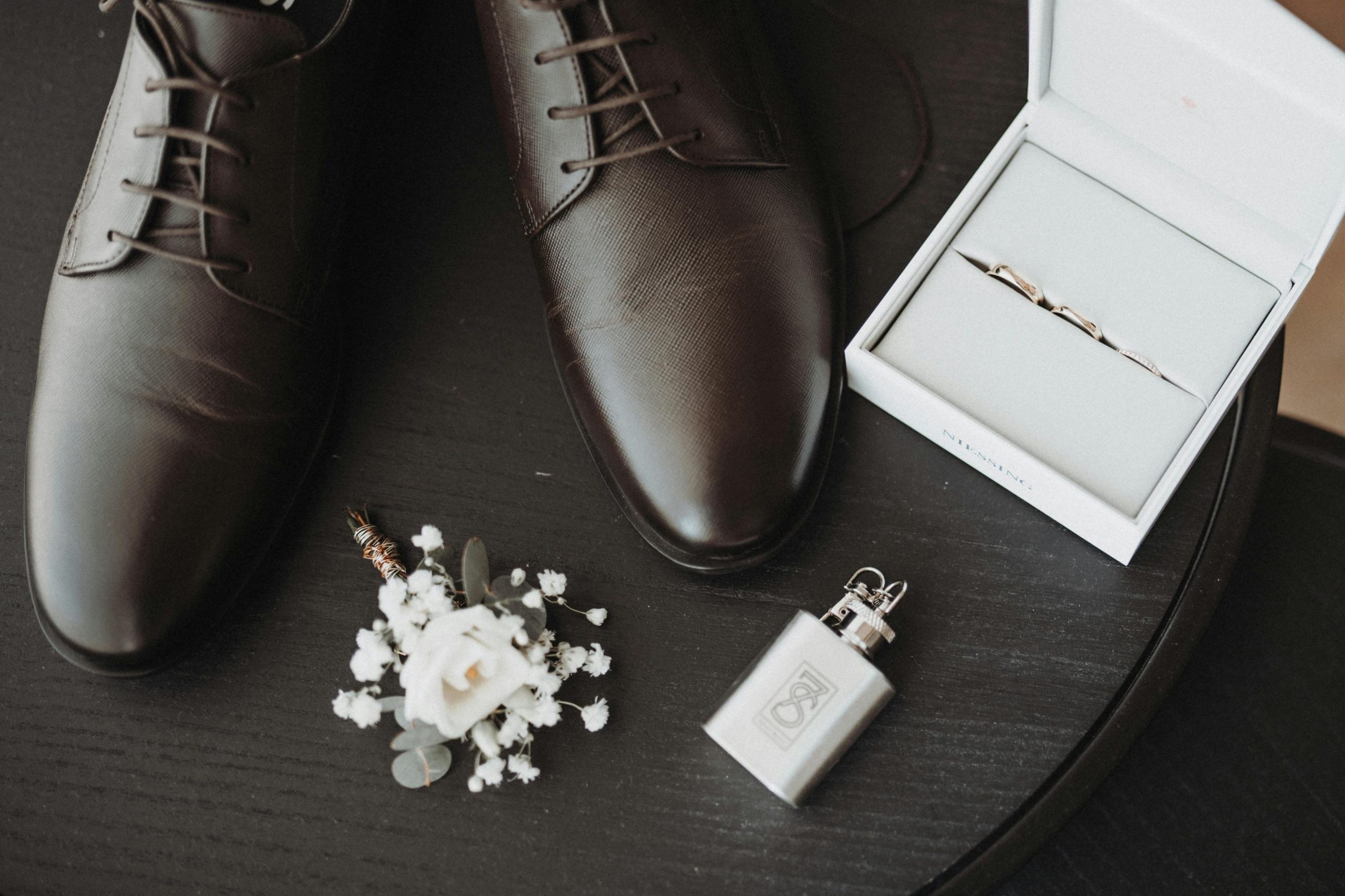 Accessoires marié : sublimer le look du futur époux