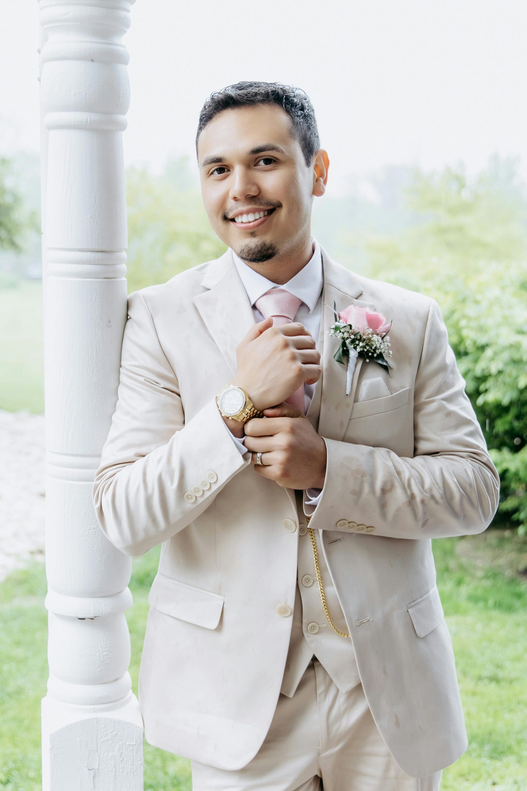 Costume mariage beige : élégance et modernité pour le jour J